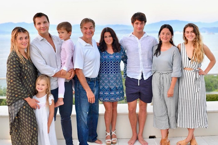 Dr. Oz, his wife, and children including Daaphne's husband and kids