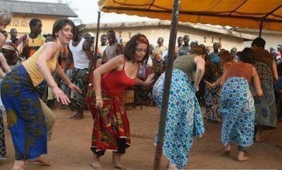 white women dacing to igbo dance ekwu ikwu