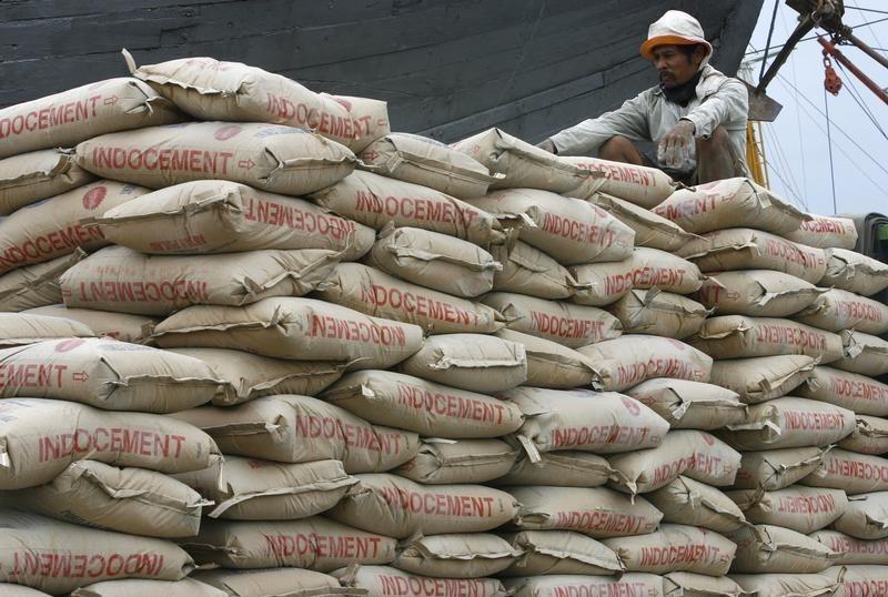 A worker waits to load sacks of cement from PT Indocement Tunggal Prakarsa to be shipped to other provinces, in Jakarta's harbour May 15, 2009. German cement maker HeidelbergCement may sell up to a 14 percent stake in Indonesian unit Indocement, worth around $270 million, to help pay down debt, sources familiar with the deal said. REUTERS/Supri (INDONESIA BUSINESS) - RTXH6VS