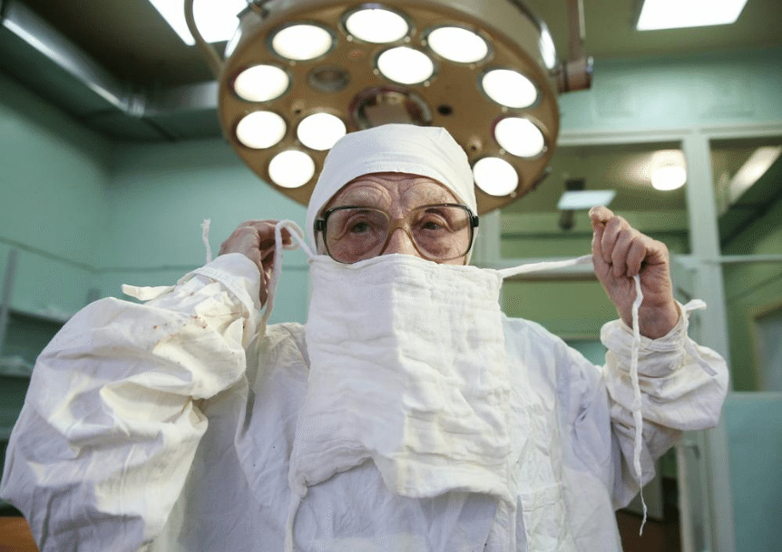 Meet The World’s Oldest Working Surgeon Who At 89 Still Operates 4 Days A Week