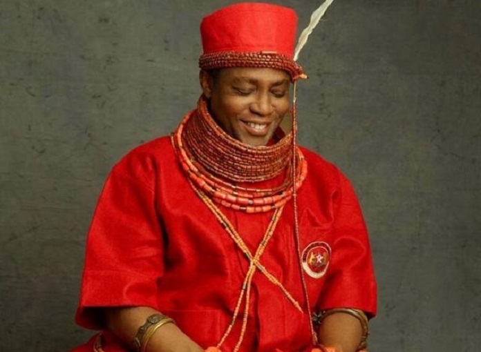 How many are the Oba of Benin's wives and children?
